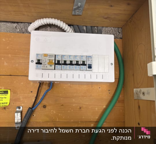 לוח חשמל עם חוטים וצינורות